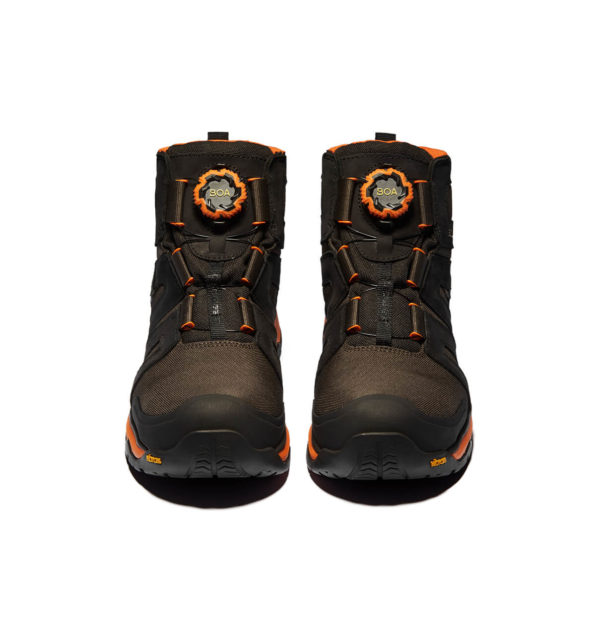 Vue frontale de la paire de chaussures Solid Gear Tigris MID, mettant en évidence le système de laçage BOA